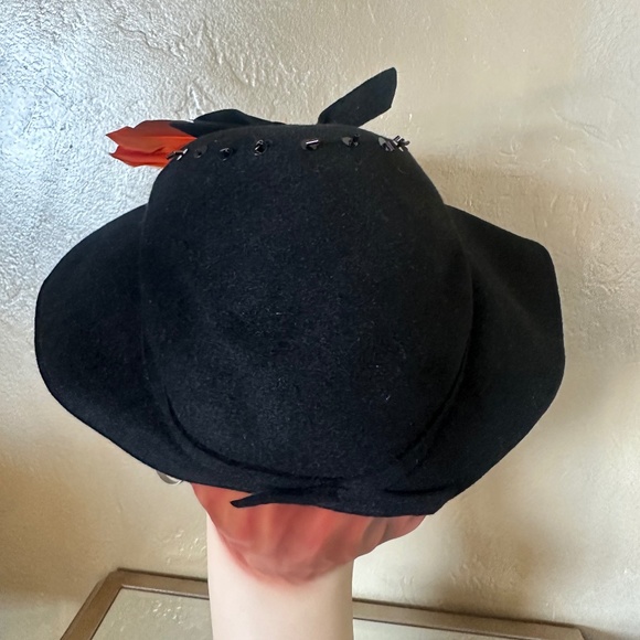 STYLISH 1940\'s BLACK FELT HAT - TURNED DOWN FRONT BRIM + ORANGE/BLACK FEATHERS main image 12